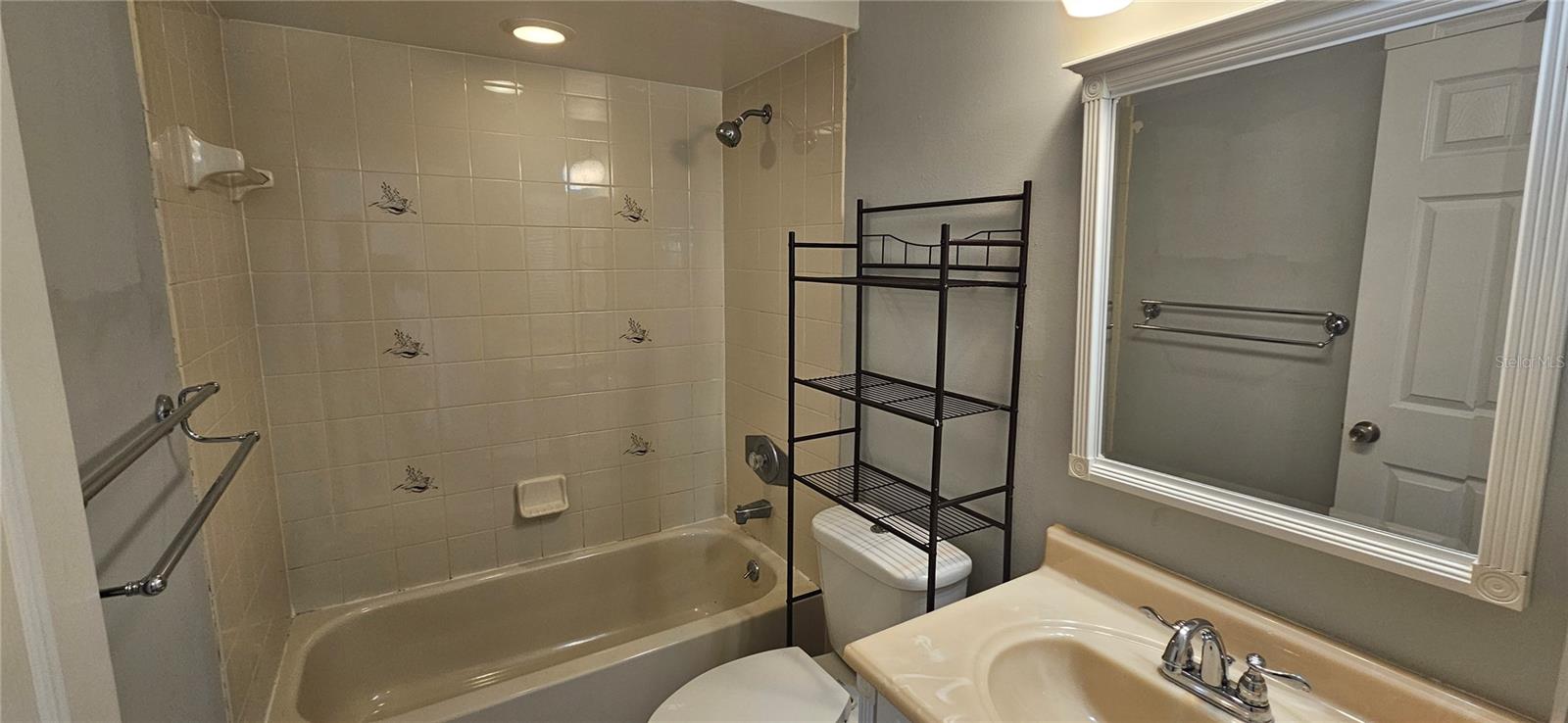 Image 9 of 19 For 4904 Vincennes Court 209