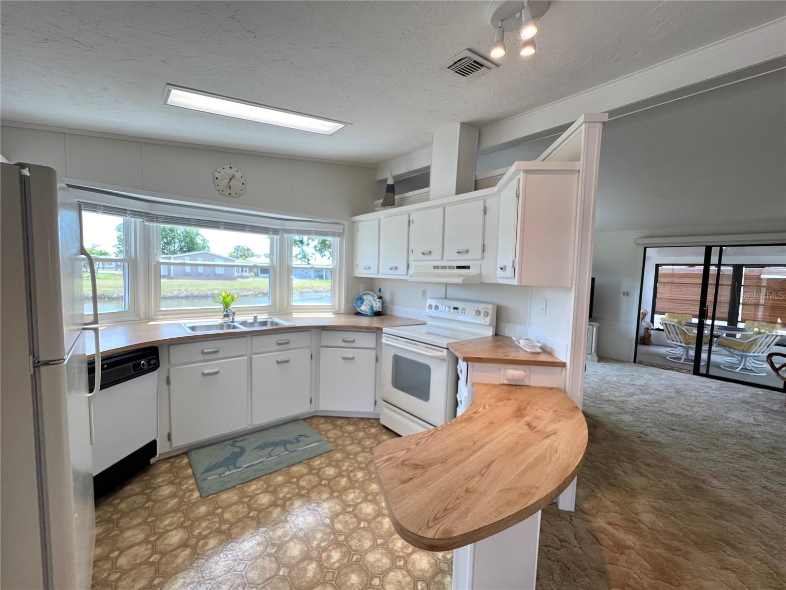 Image 15 of 63 For 749 Watersedge Street