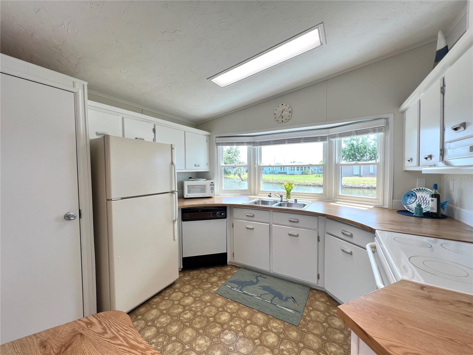 Image 19 of 63 For 749 Watersedge Street