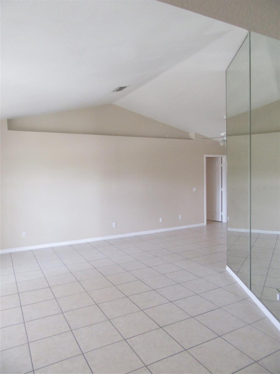 Image 4 of 19 For 22182 Peachland Boulevard