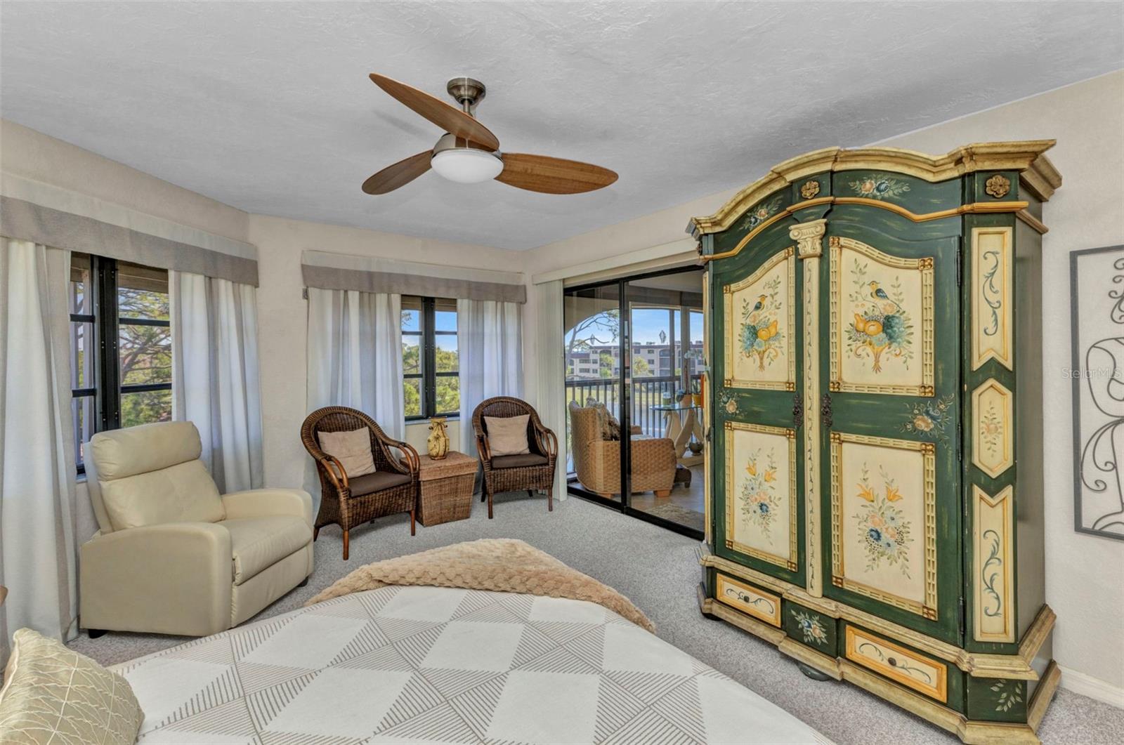 Image 24 of 89 For 23465 Harborview Road 842