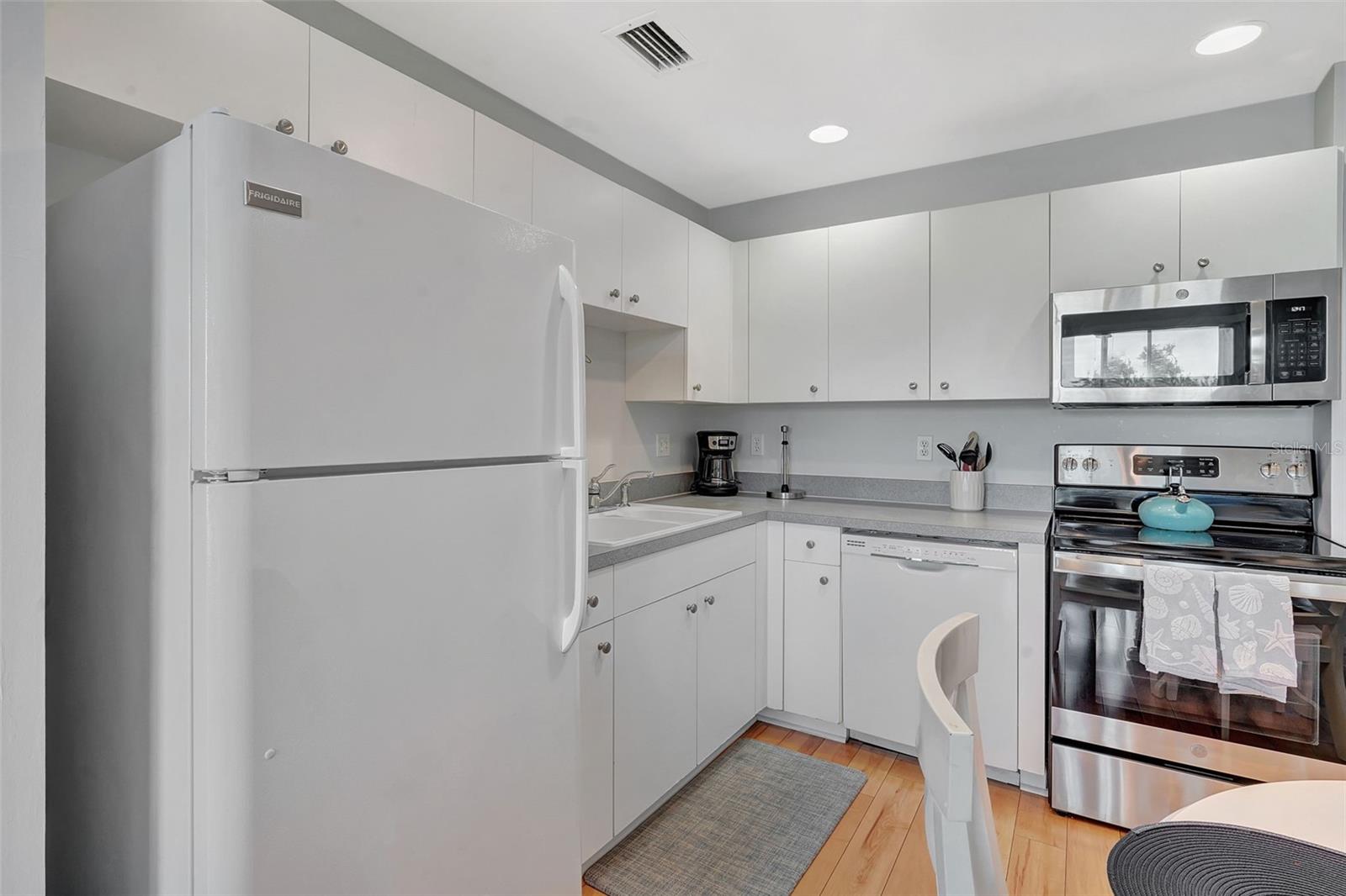Image 22 of 35 For 2090 Matecumbe Key Road 1207