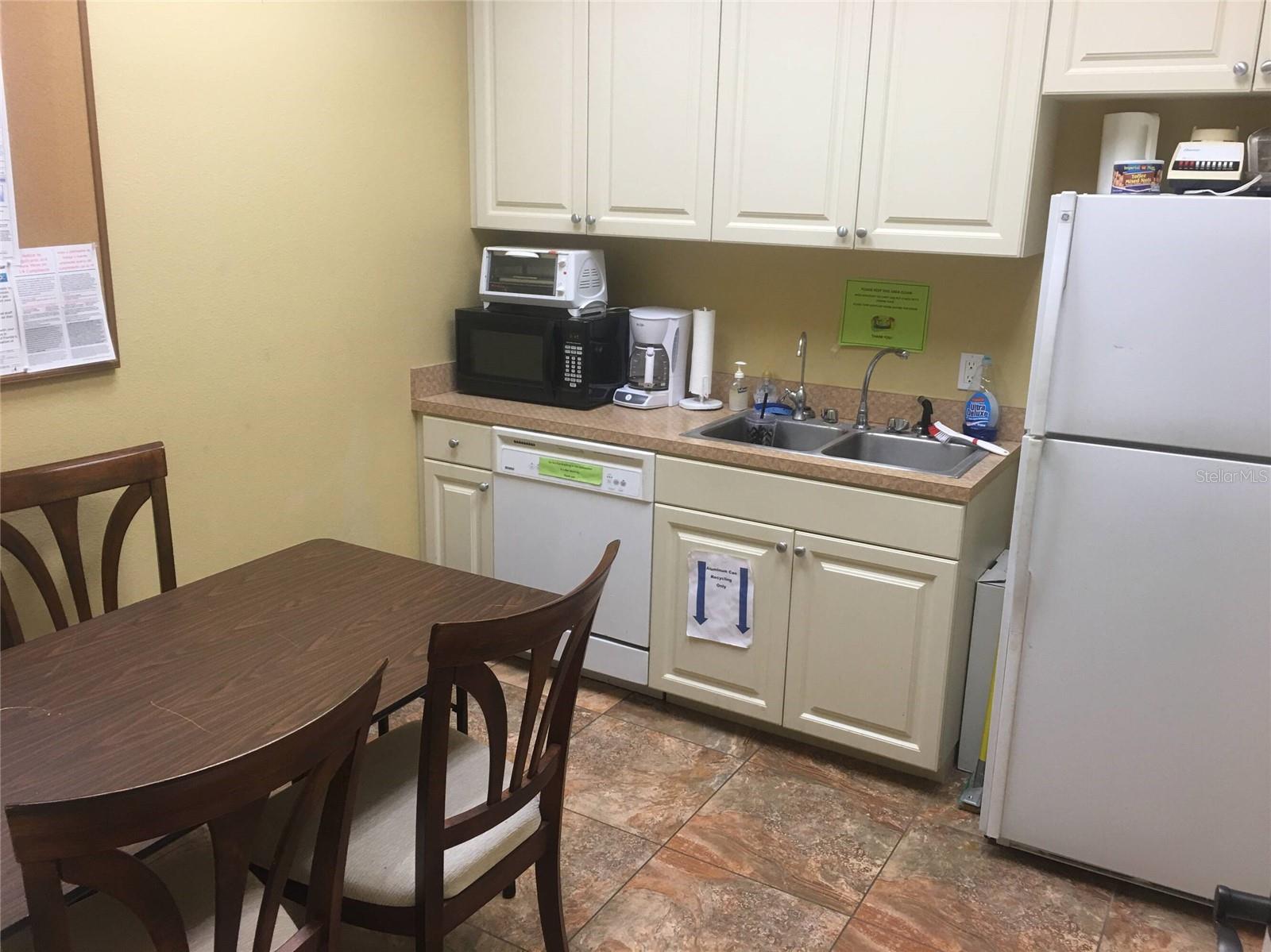 Image 4 of 5 For 252 Marion Avenue 1127