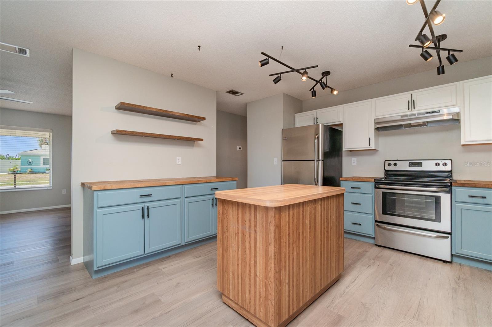 Image 7 of 25 For 8238 San Jacinto Avenue