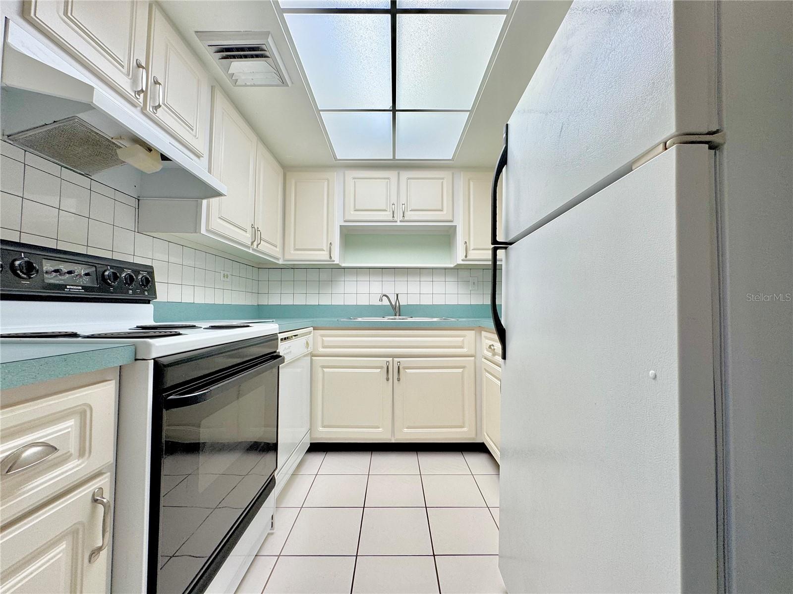 Image 4 of 32 For 21300 Brinson Avenue 112