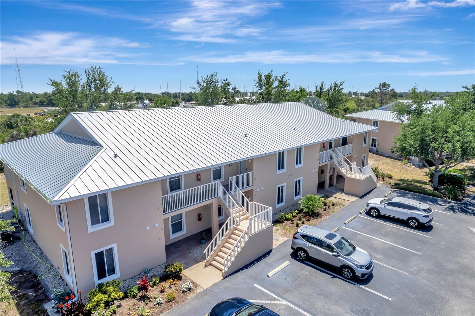 Image 4 of 38 For 9850 Fiddlers Green Circle 130