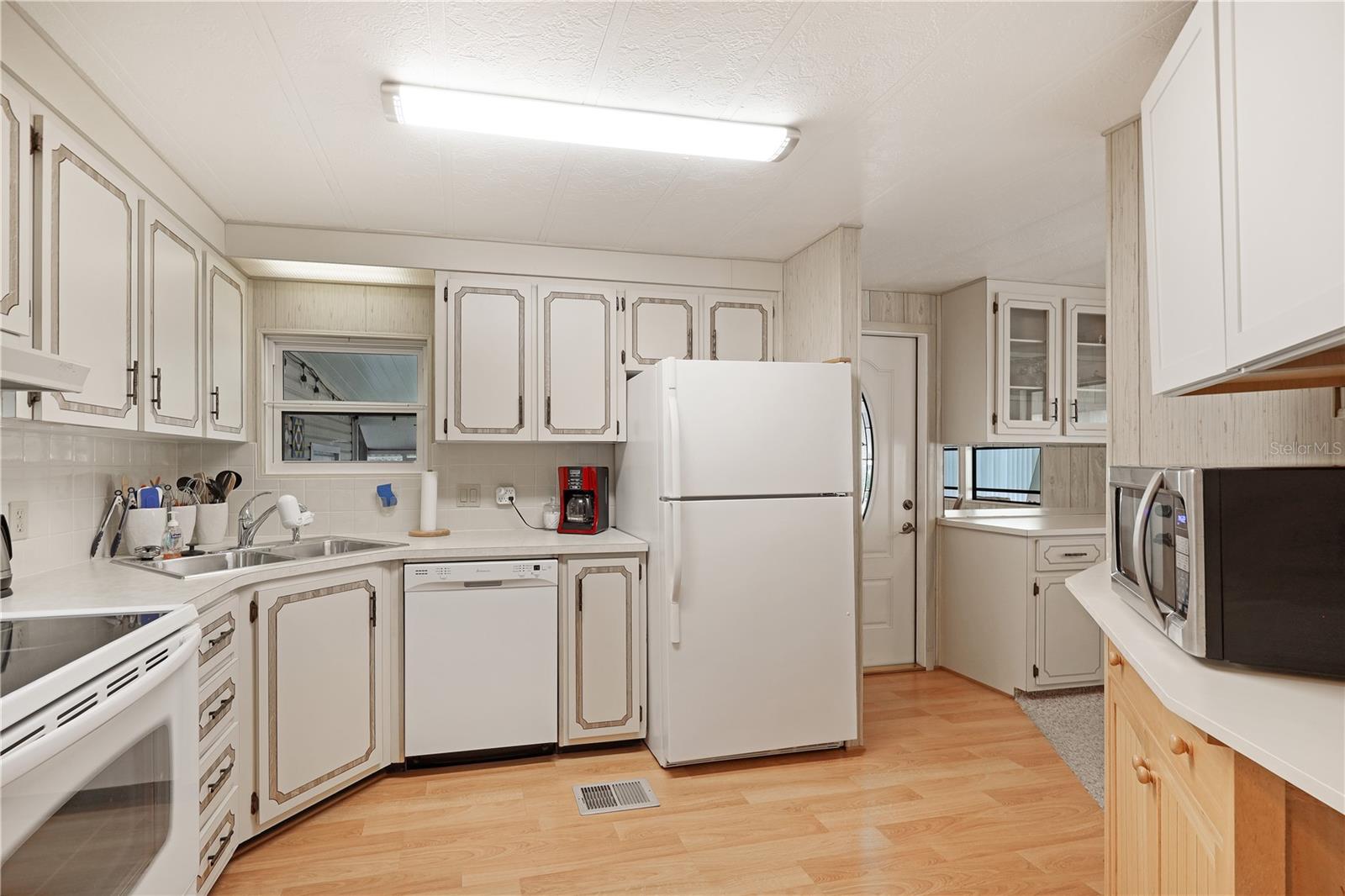 Image 12 of 86 For 2100 Kings Highway 1038