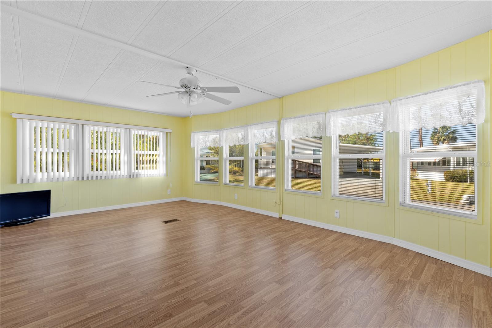 Image 10 of 42 For 201 Carriage Lane