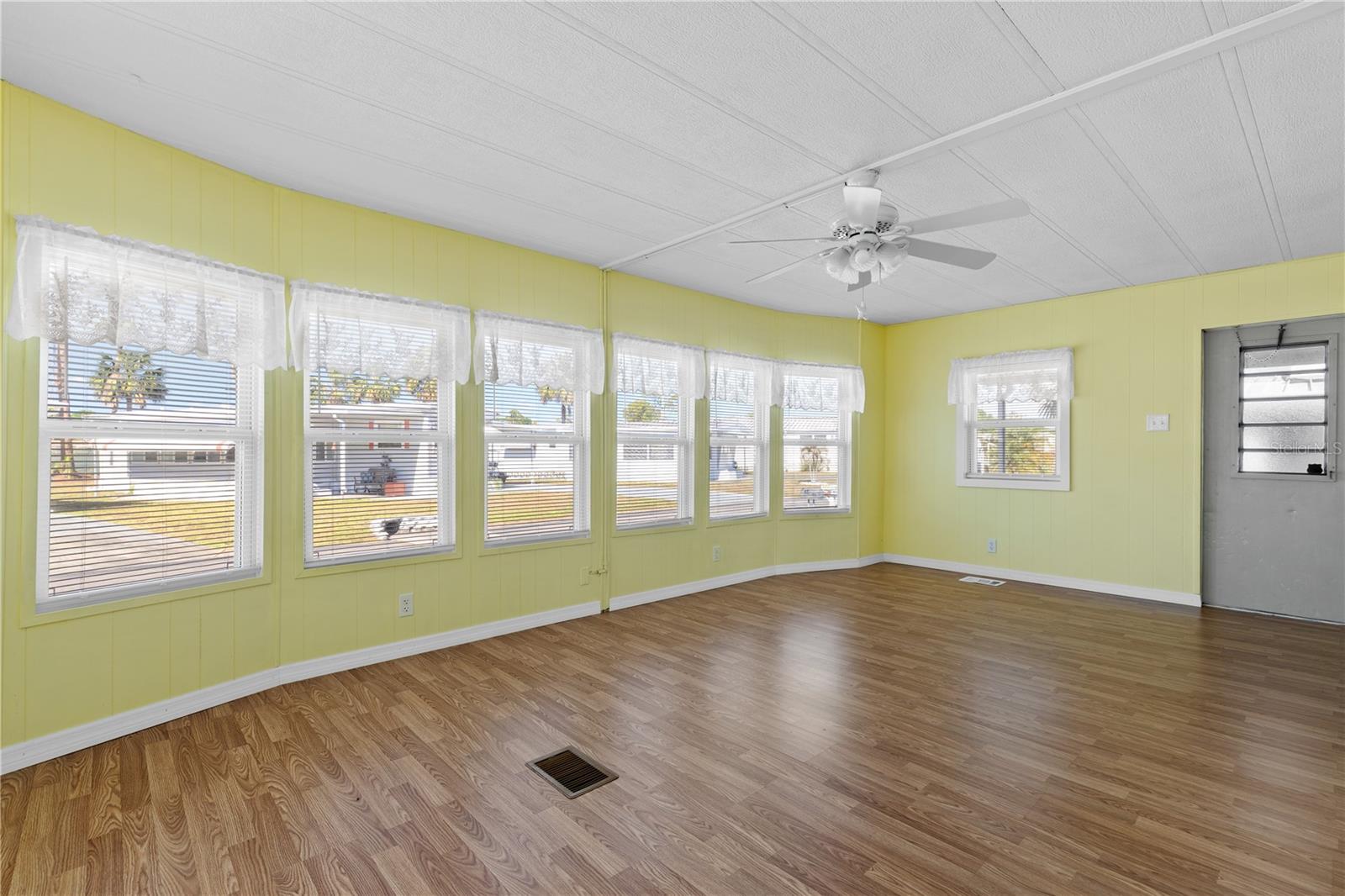 Image 11 of 42 For 201 Carriage Lane