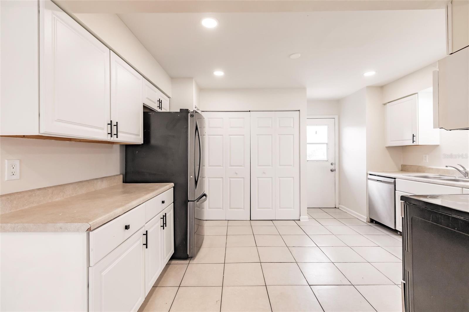 Image 38 of 62 For 1665 Florence Avenue B