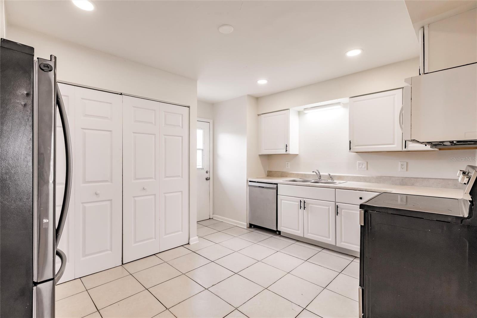 Image 39 of 62 For 1665 Florence Avenue B