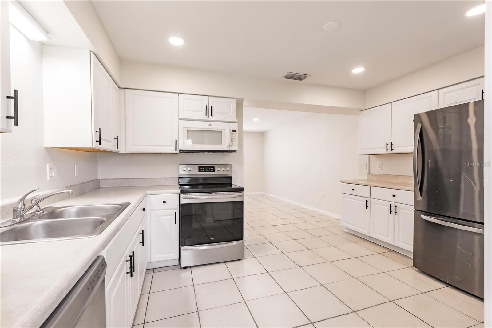 Image 40 of 62 For 1665 Florence Avenue B