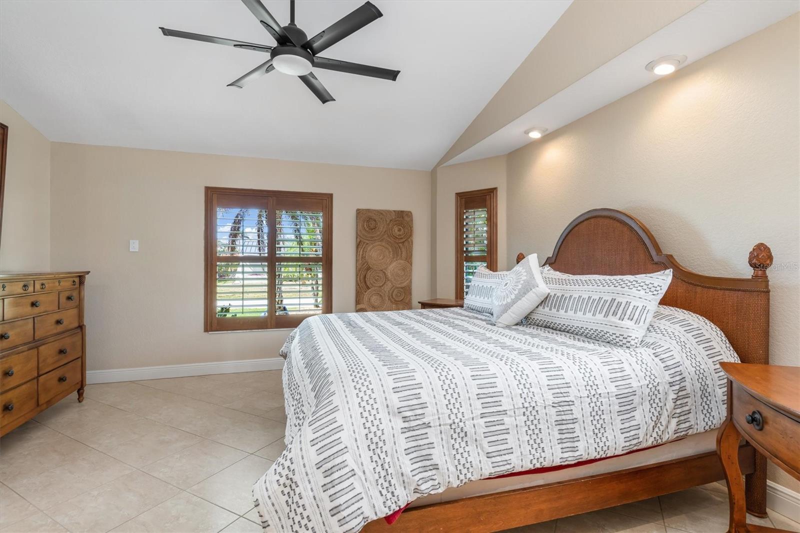 Image 20 of 51 For 340 Belaire Court