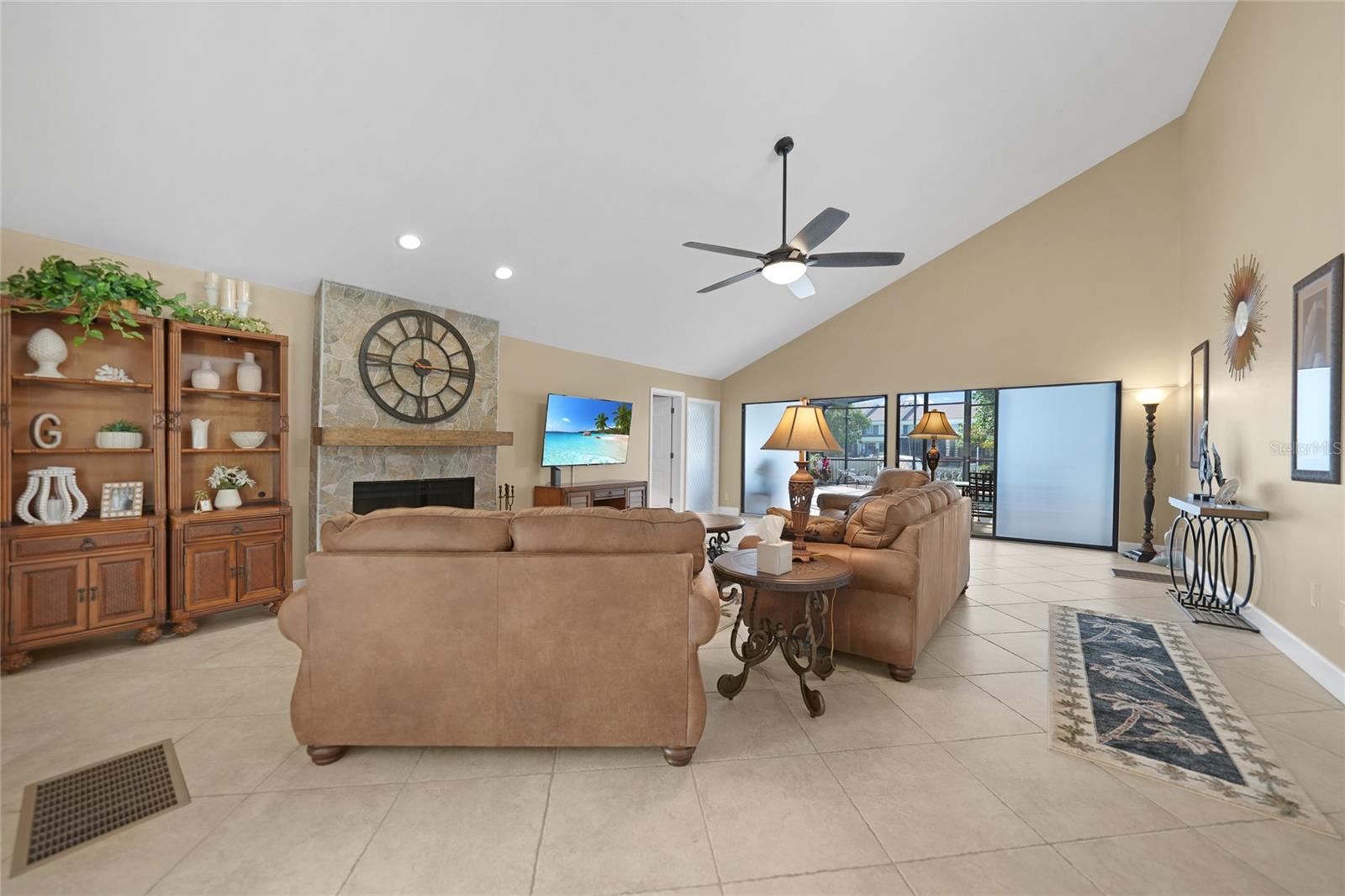 Image 15 of 70 For 25188 Marion Ave  10