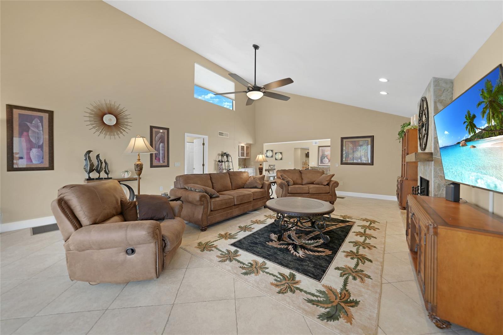 Image 16 of 70 For 25188 Marion Ave  10