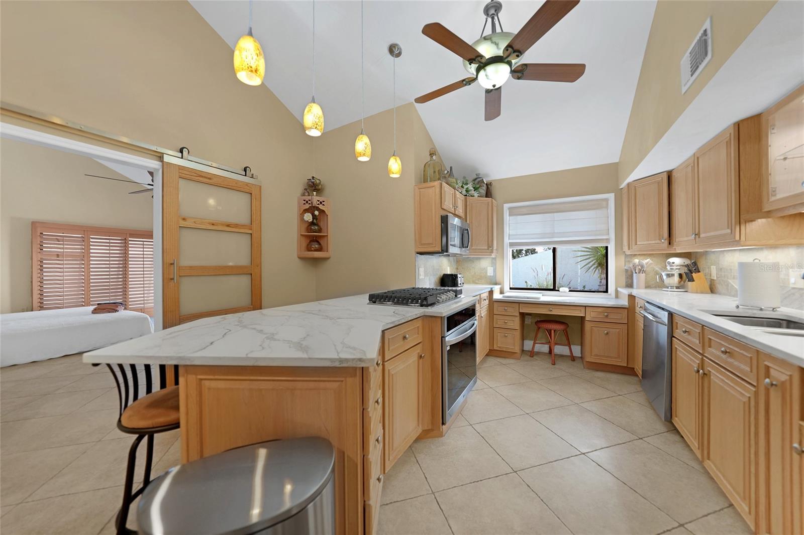Image 19 of 70 For 25188 Marion Ave  10