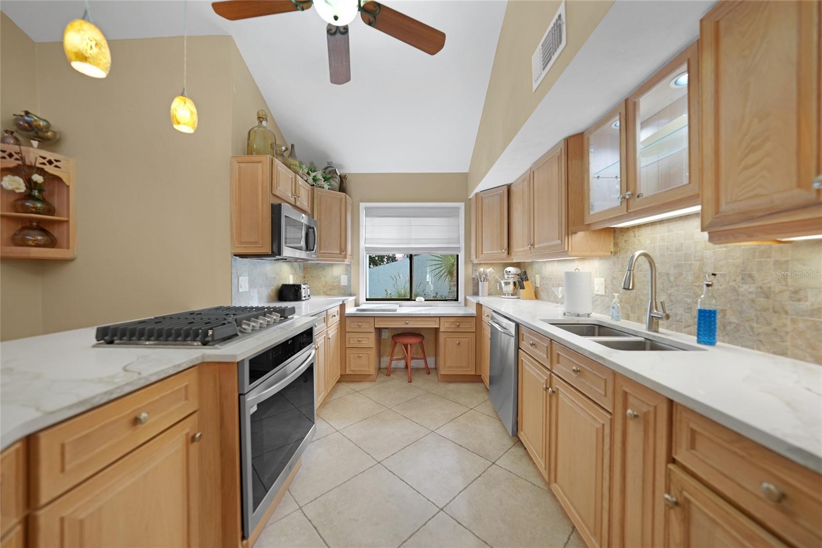 Image 20 of 70 For 25188 Marion Ave  10