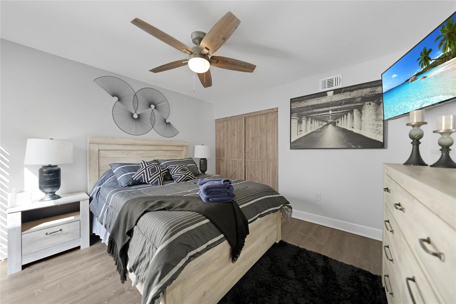 Image 27 of 70 For 25188 Marion Ave  10