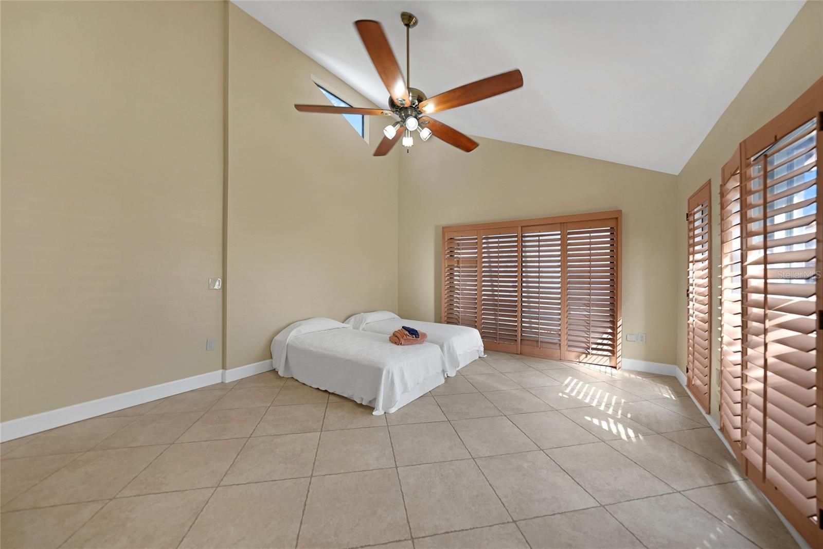 Image 34 of 70 For 25188 Marion Ave  10