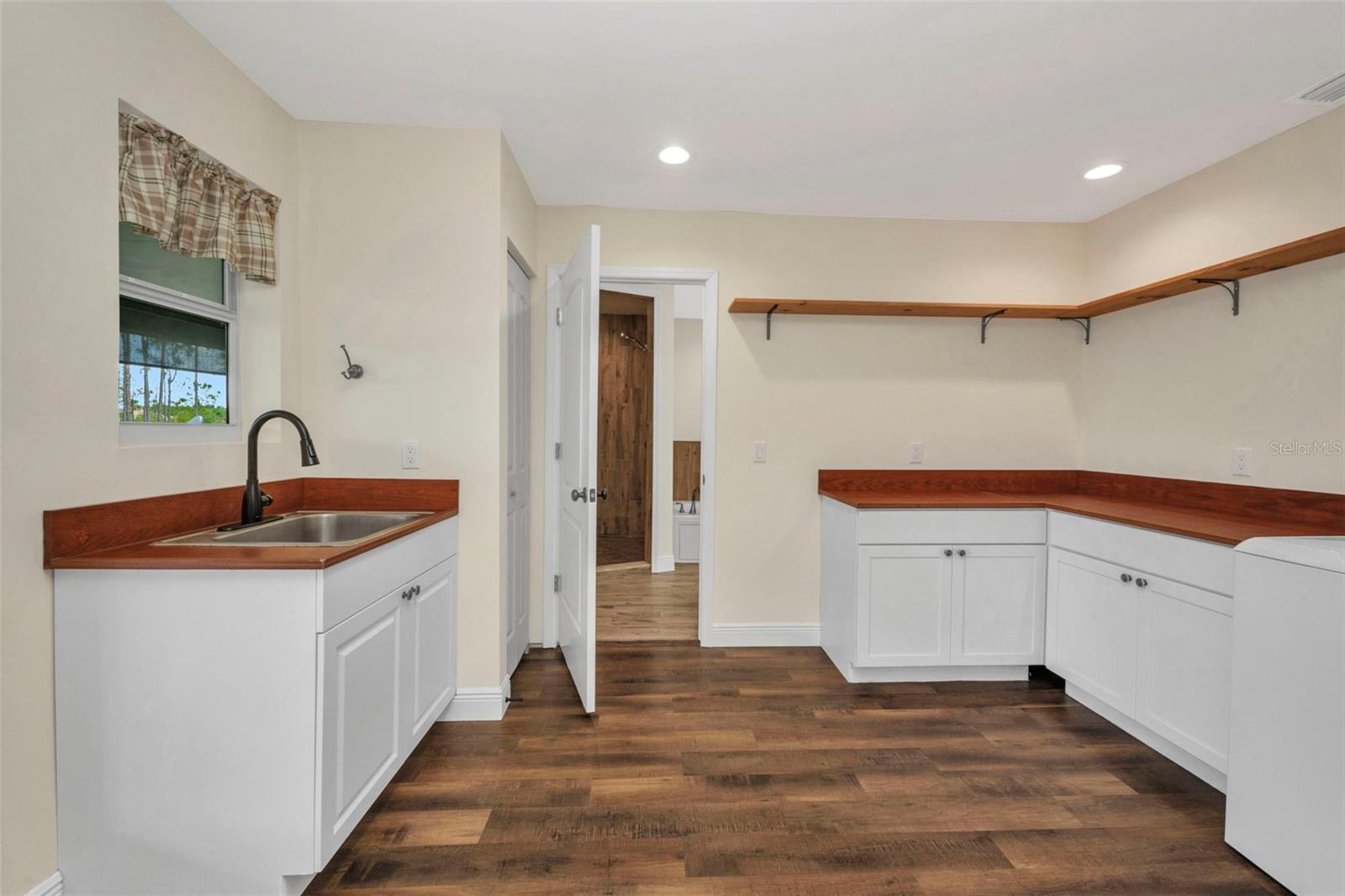 Image 16 of 62 For 6405 Alan Boulevard