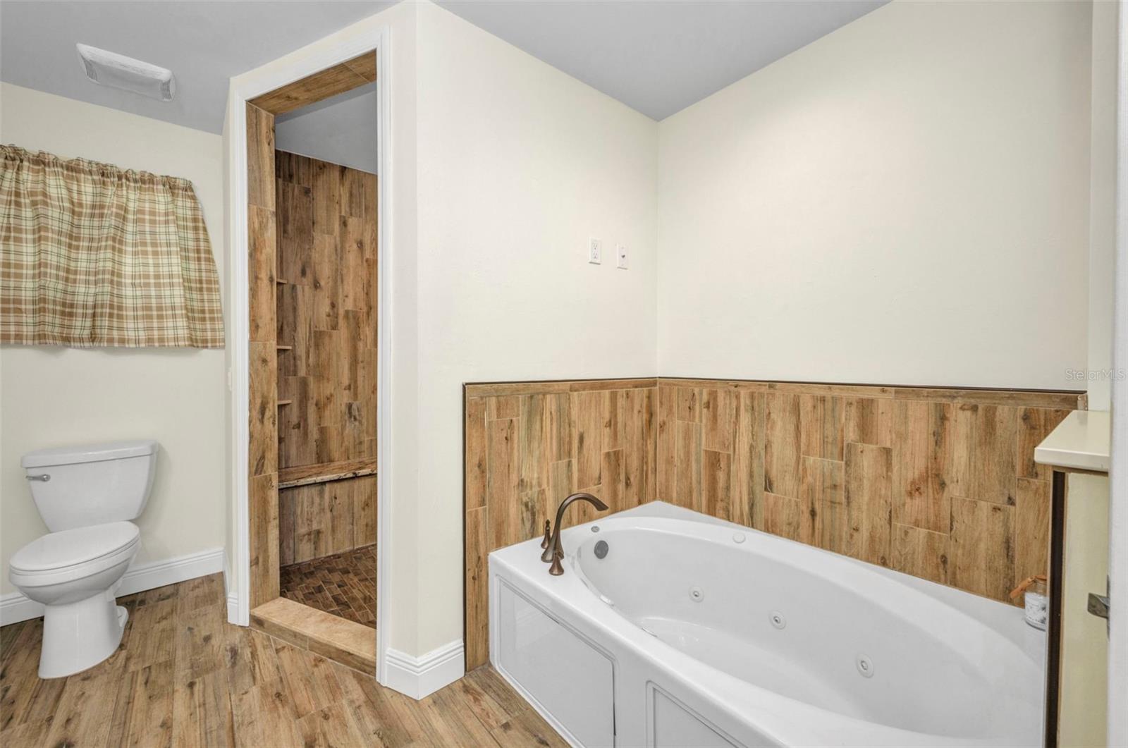 Image 30 of 62 For 6405 Alan Boulevard
