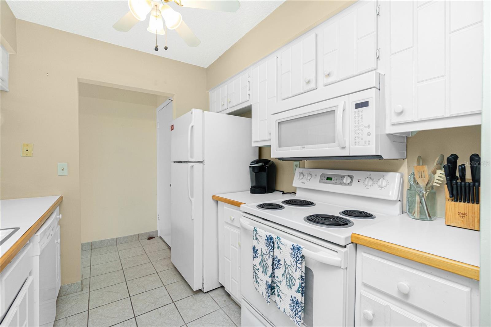 Image 10 of 35 For 22375 Edgewater Drive 128