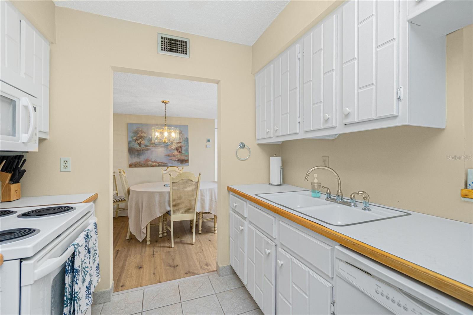 Image 17 of 35 For 22375 Edgewater Drive 128
