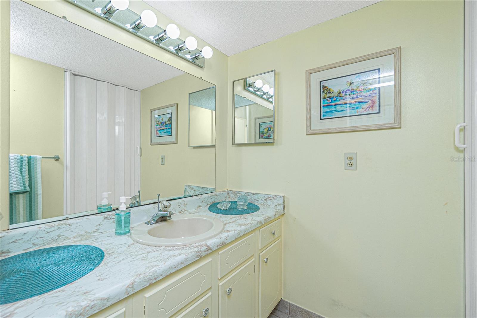 Image 25 of 35 For 22375 Edgewater Drive 128