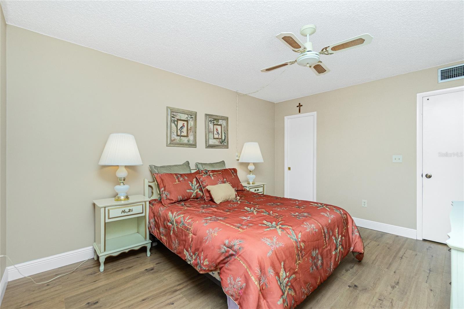 Image 27 of 35 For 22375 Edgewater Drive 128