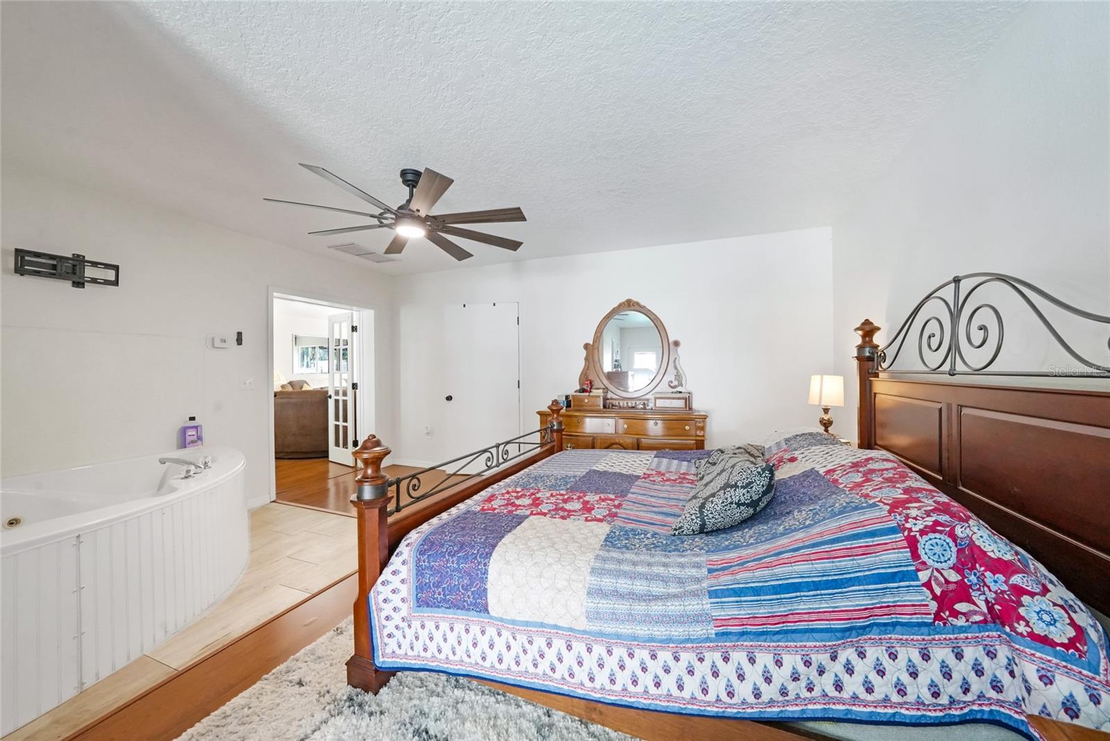 Image 19 of 51 For 117 Evangeline Street