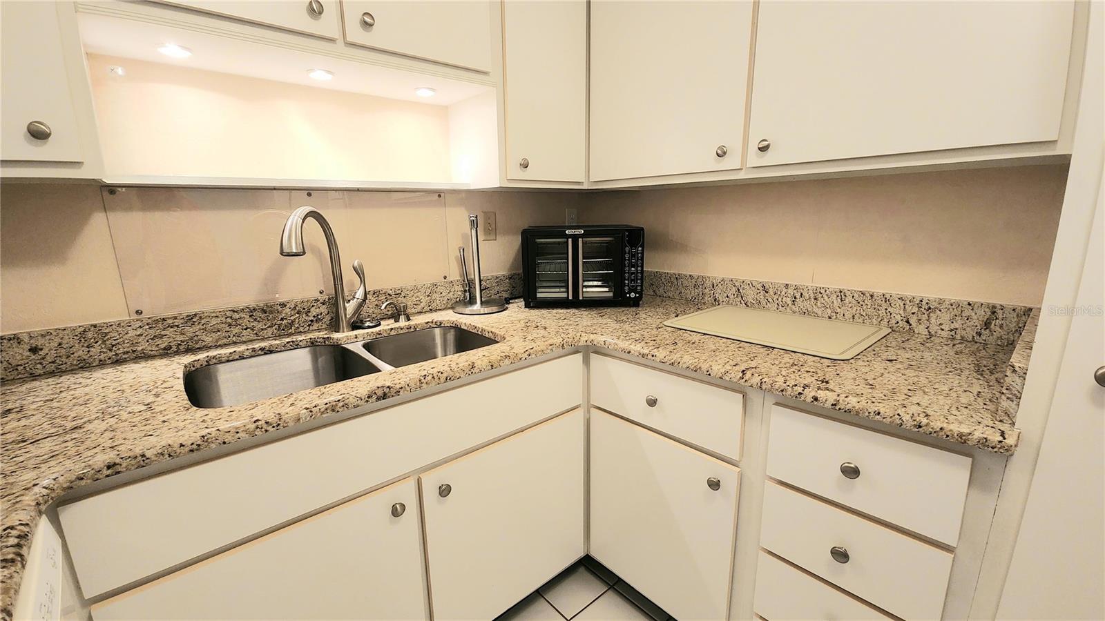 Image 19 of 45 For 21300 Brinson Avenue 201