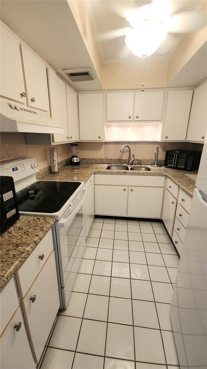 Image 23 of 45 For 21300 Brinson Avenue 201