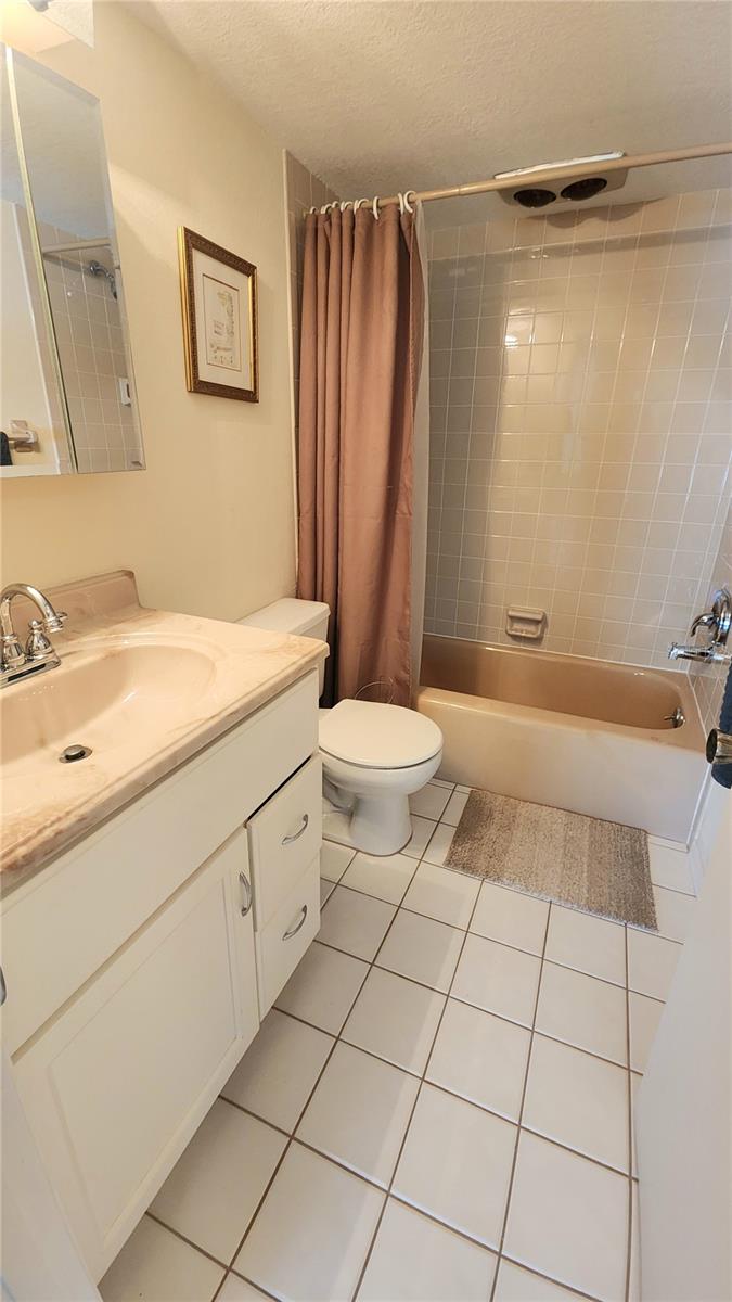 Image 33 of 45 For 21300 Brinson Avenue 201