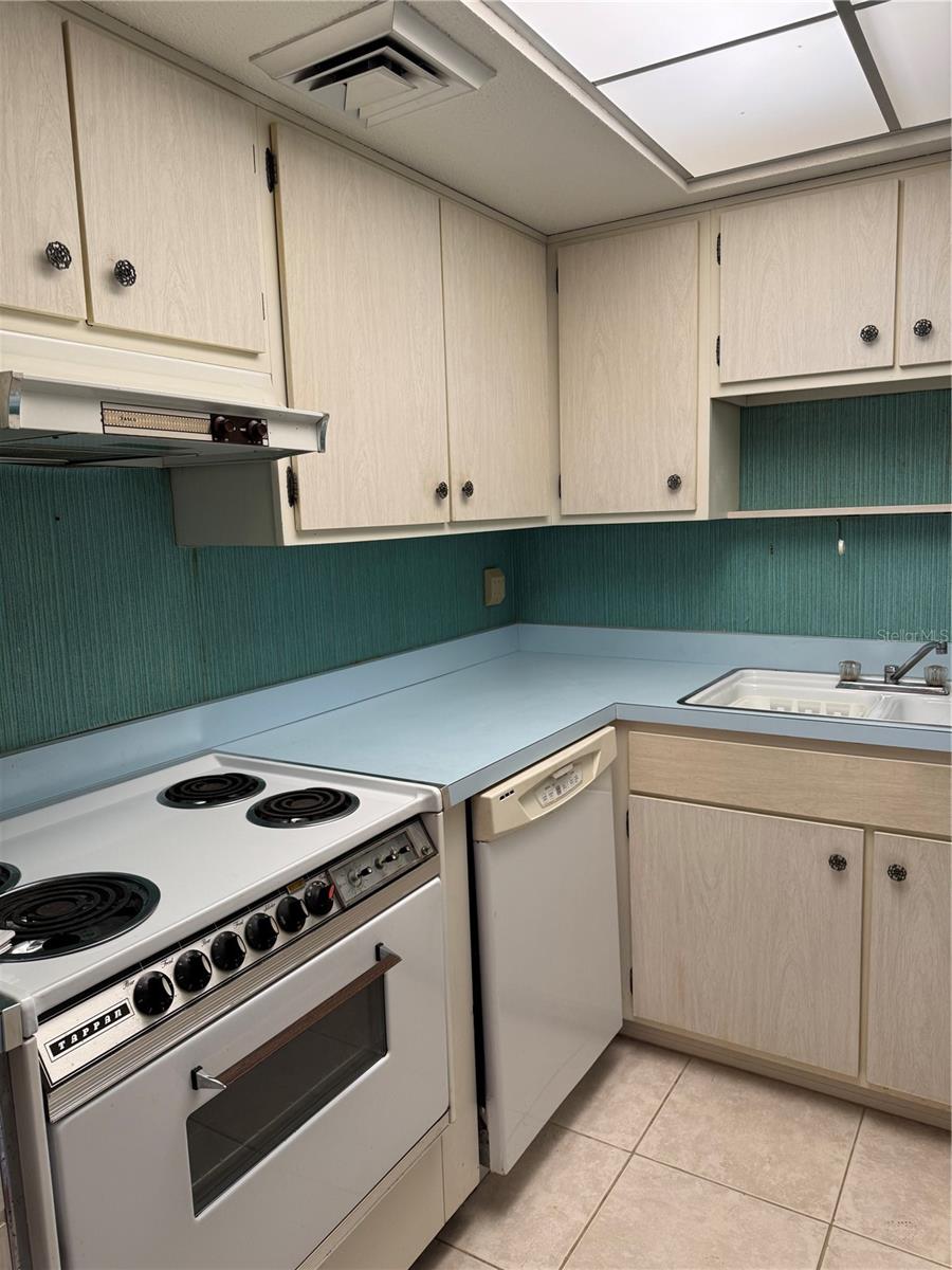 Image 11 of 28 For 21320 Brinson Avenue 112