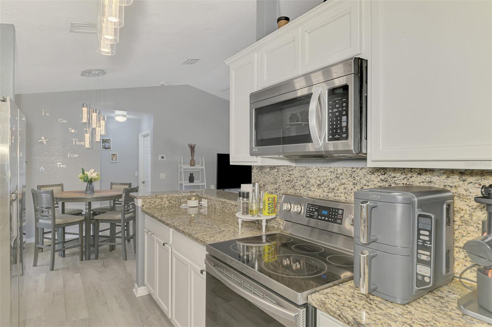 Image 18 of 52 For 4129 Palisades Avenue