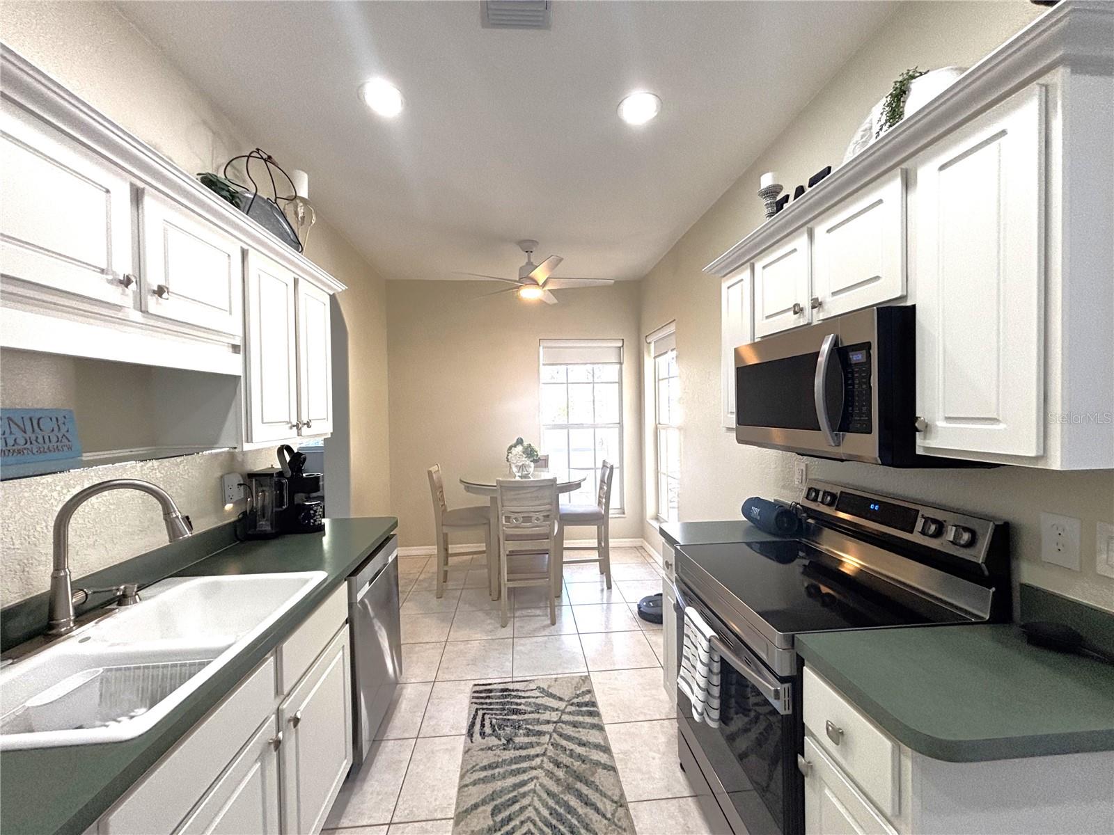 Image 3 of 21 For 1759 Fountain View Circle 1759