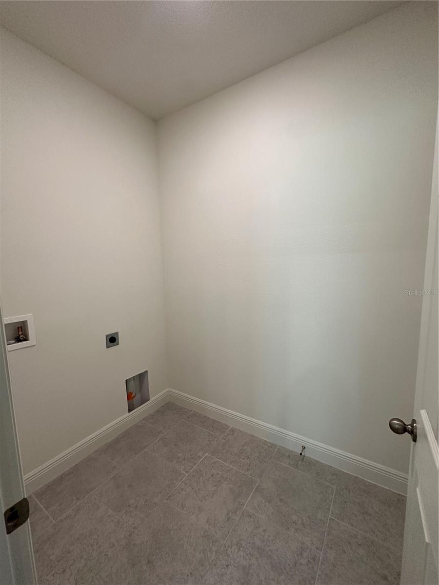 Listing photo id 3 for 9135 Lisa Terrace