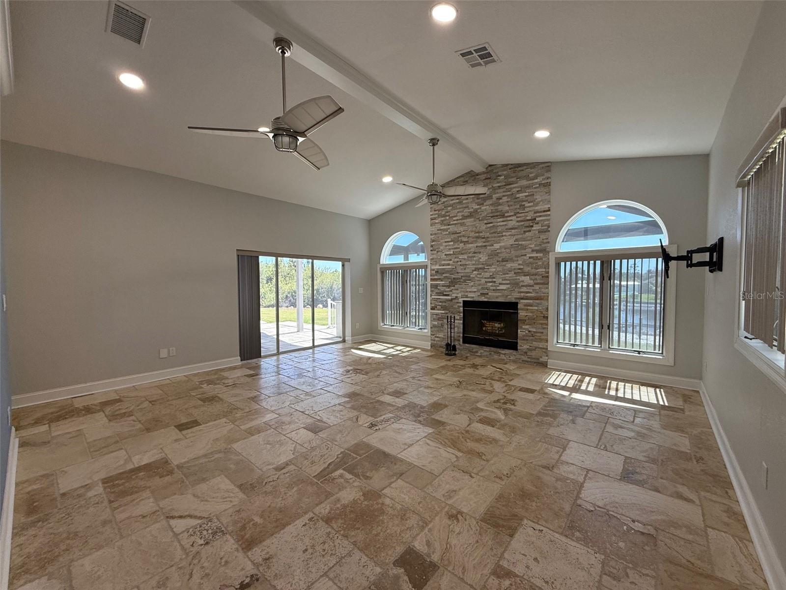 Image 18 of 46 For 17380 Bayharbor Circle