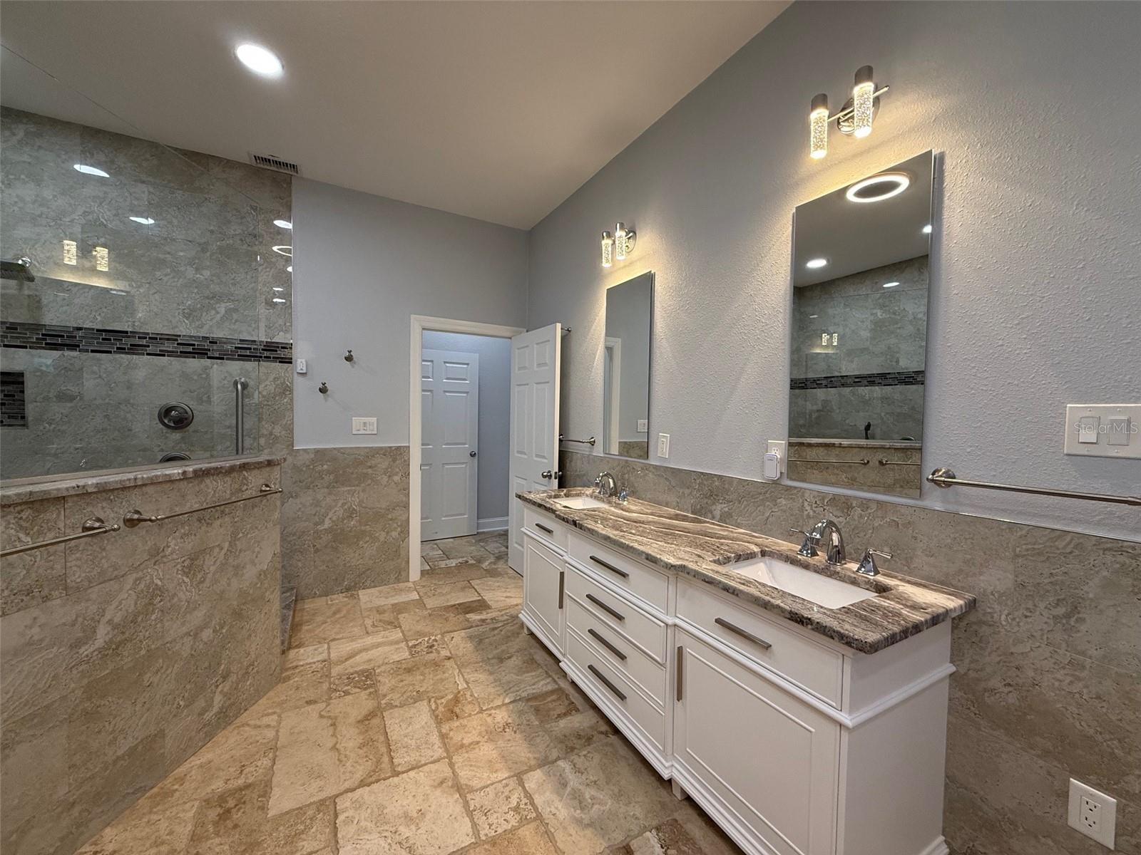 Image 23 of 46 For 17380 Bayharbor Circle