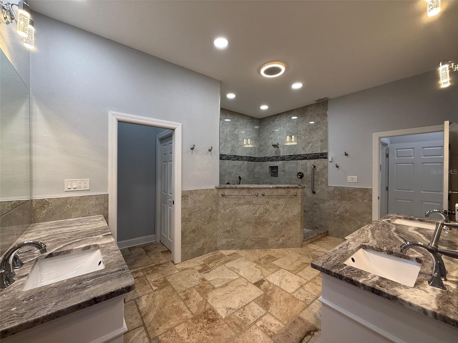 Image 24 of 46 For 17380 Bayharbor Circle