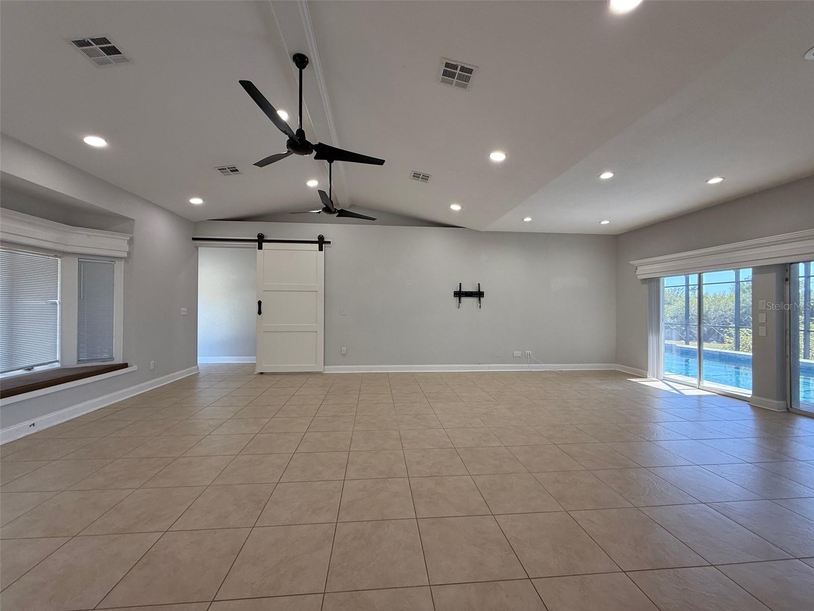 Image 7 of 46 For 17380 Bayharbor Circle