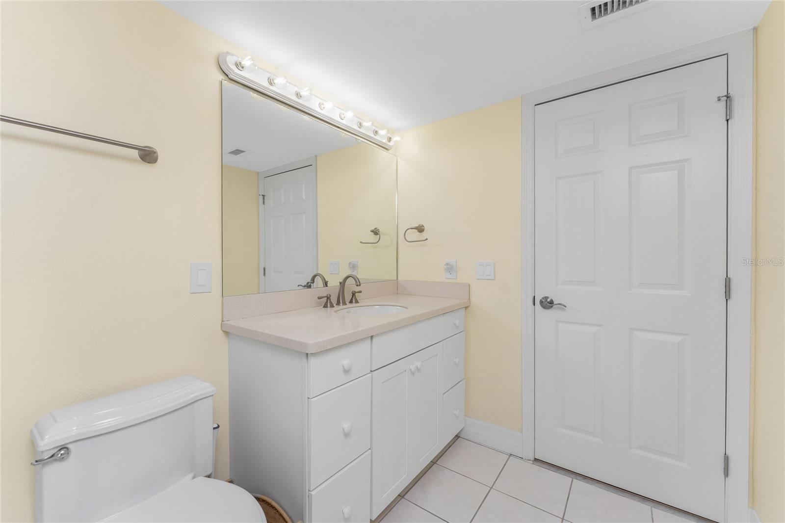 Image 26 of 64 For 101 N Marion Ct  215