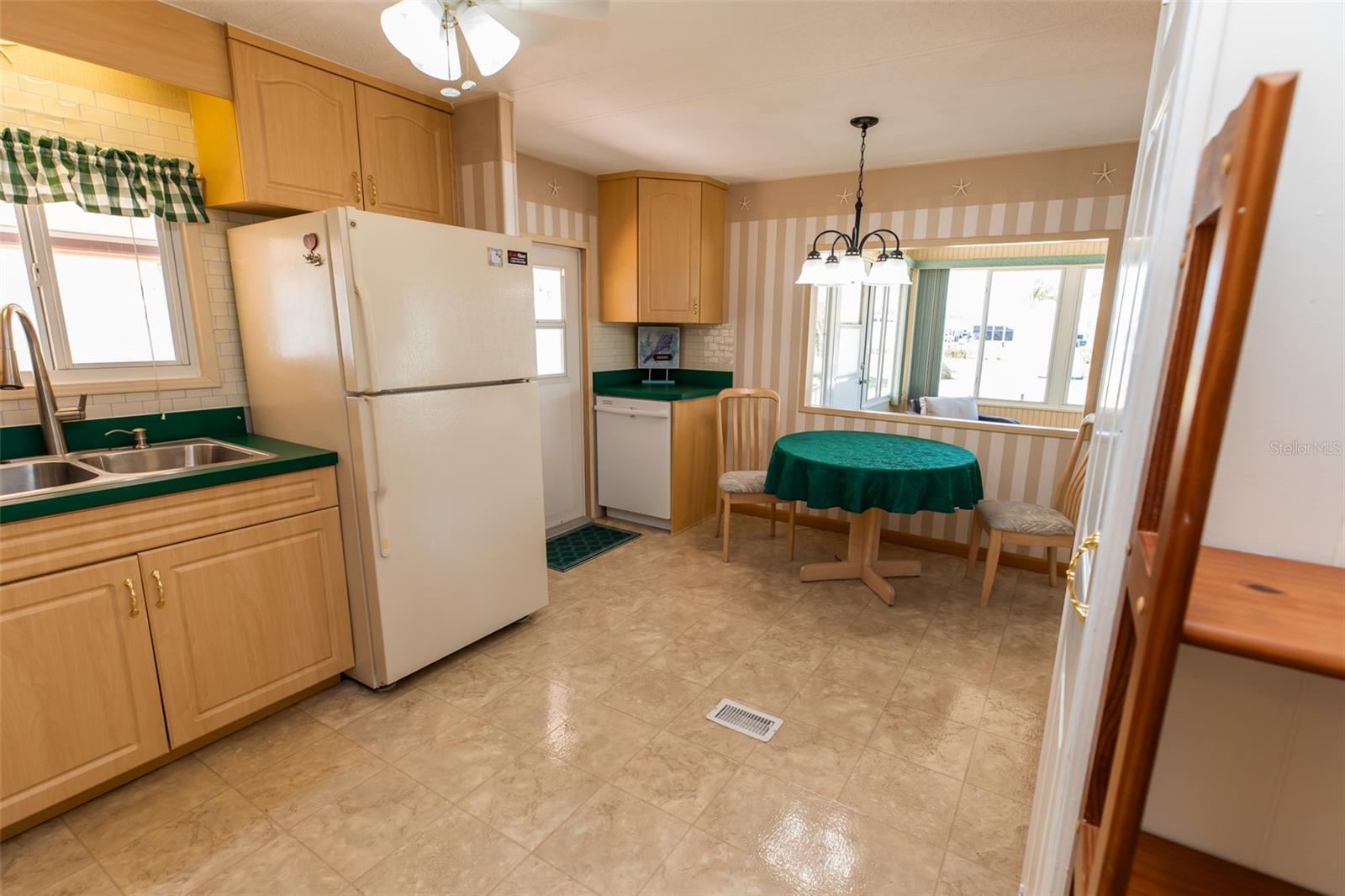 Image 4 of 40 For 643 Blackburn Boulevard