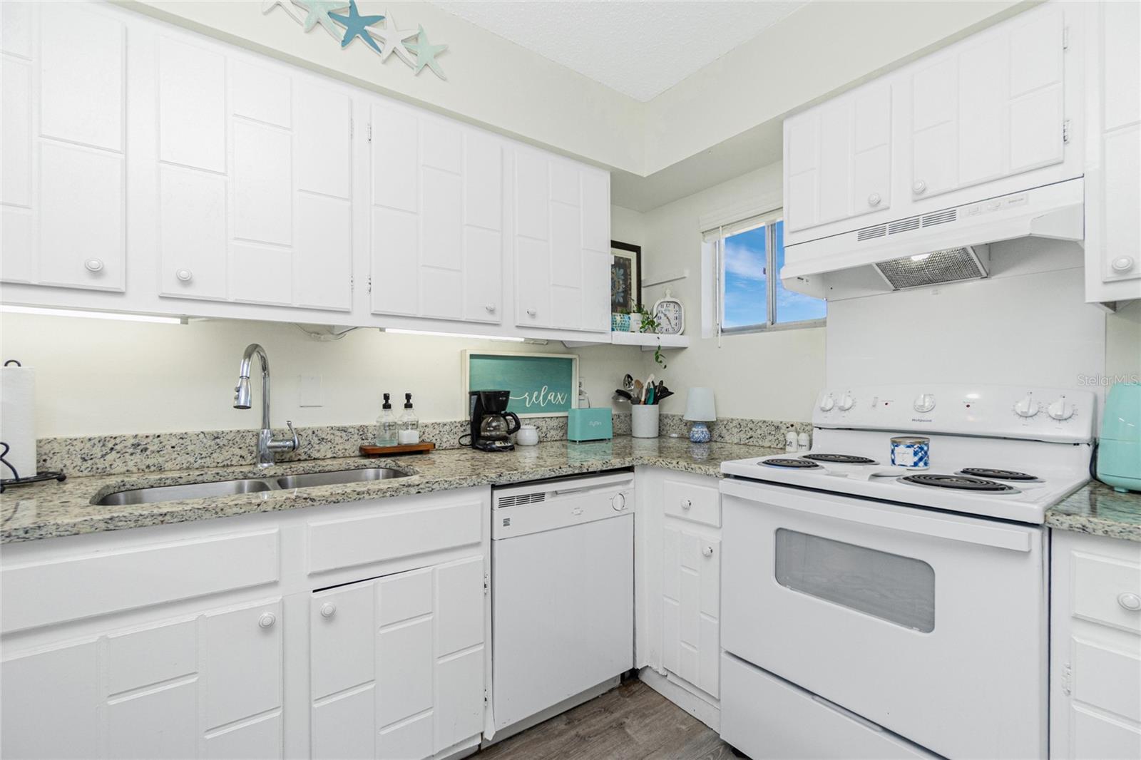 Image 14 of 53 For 22375 Edgewater Drive 123