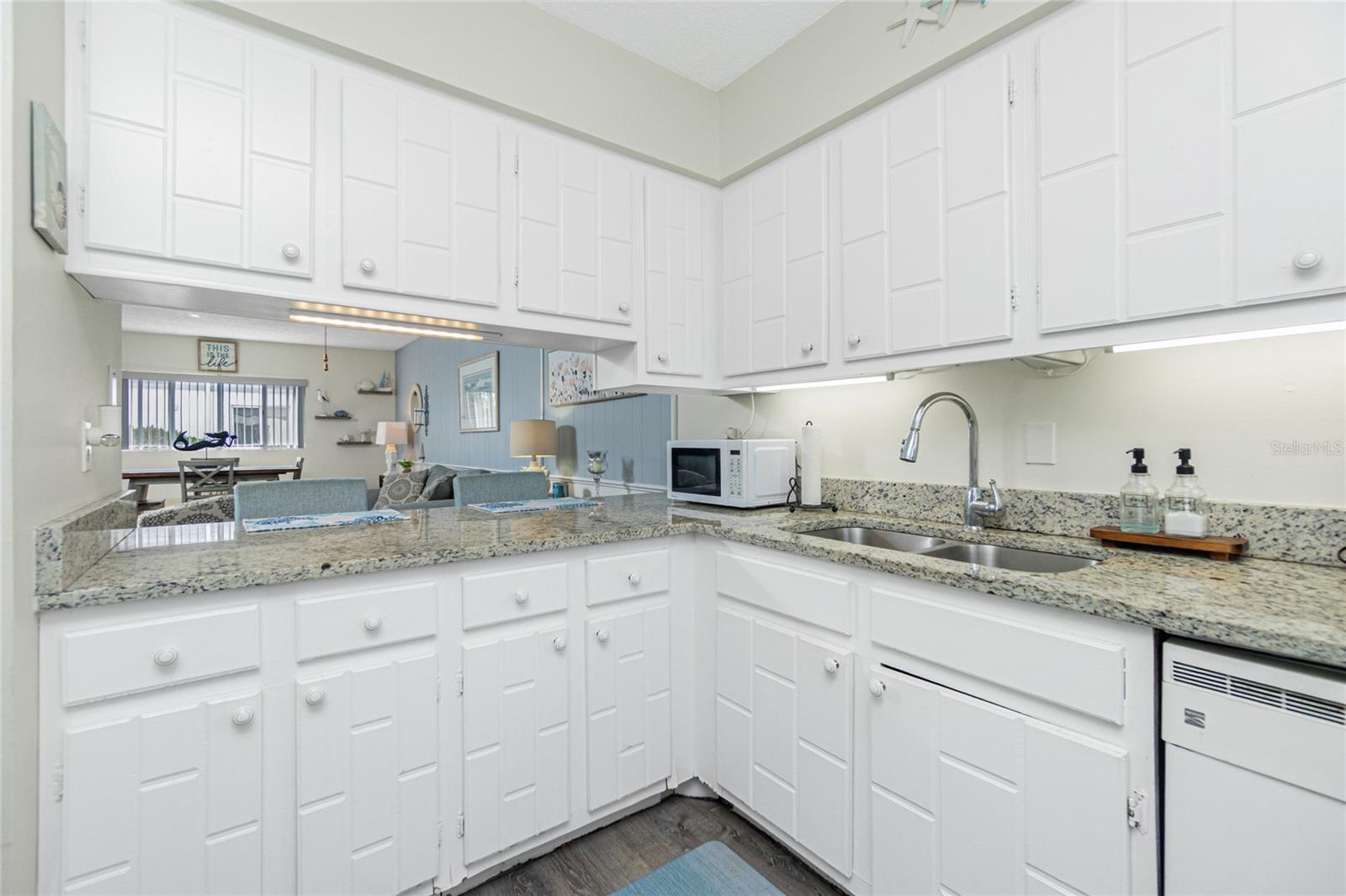 Image 15 of 53 For 22375 Edgewater Drive 123