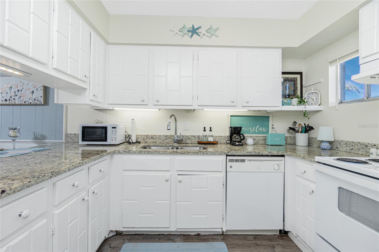 Image 16 of 53 For 22375 Edgewater Drive 123