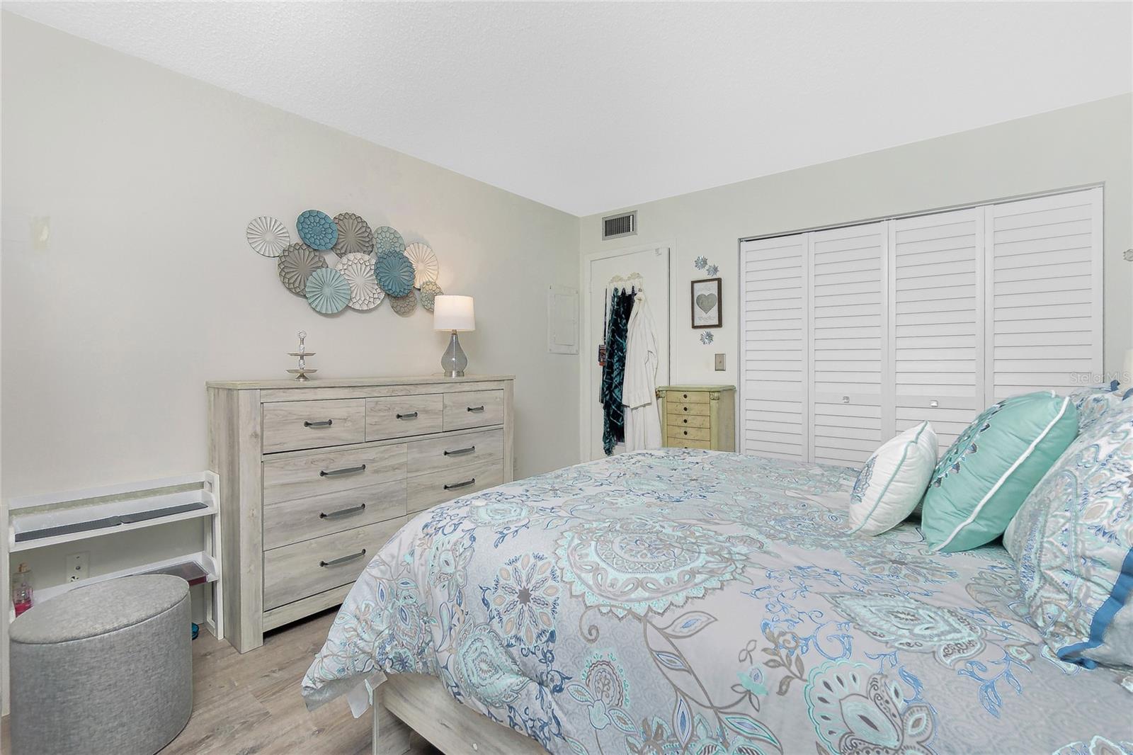 Image 23 of 53 For 22375 Edgewater Drive 123