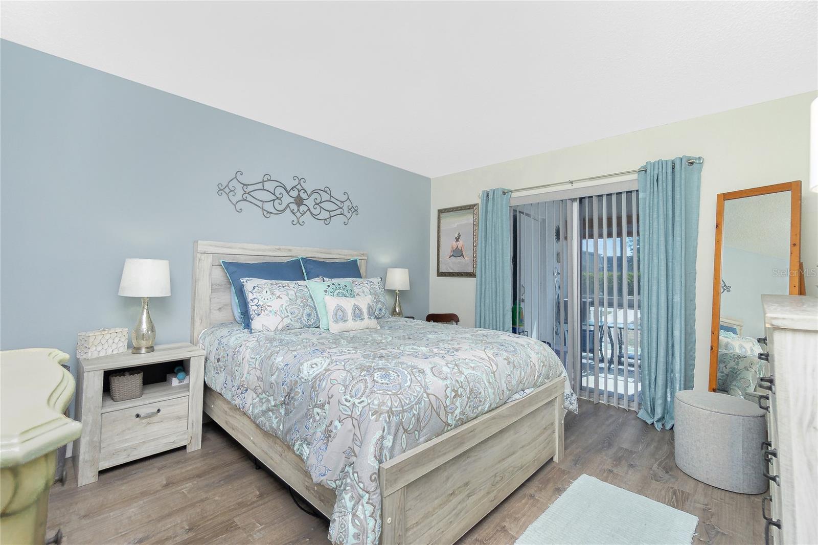 Image 24 of 53 For 22375 Edgewater Drive 123