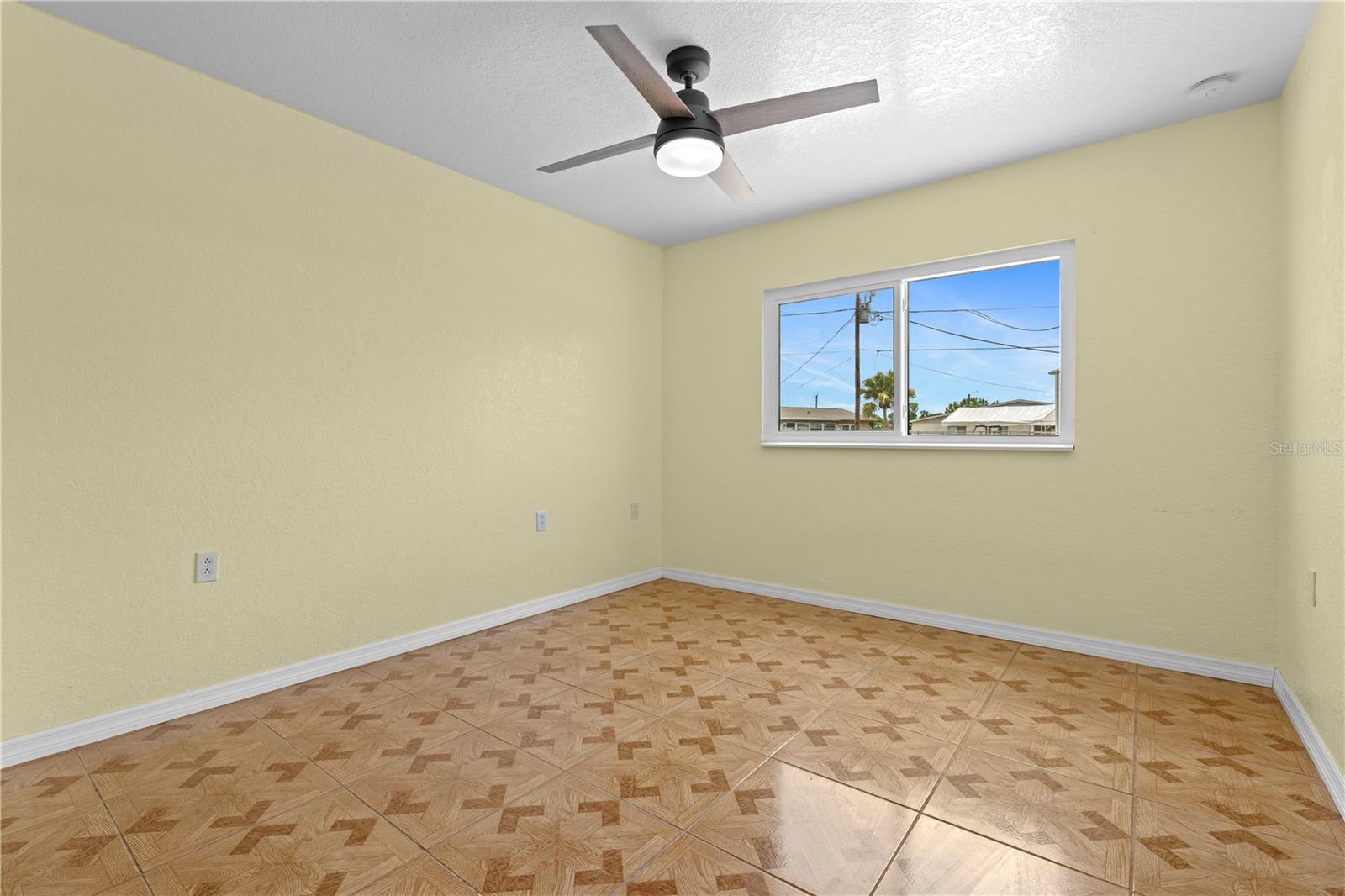 Image 16 of 33 For 5527 Fairway Drive S
