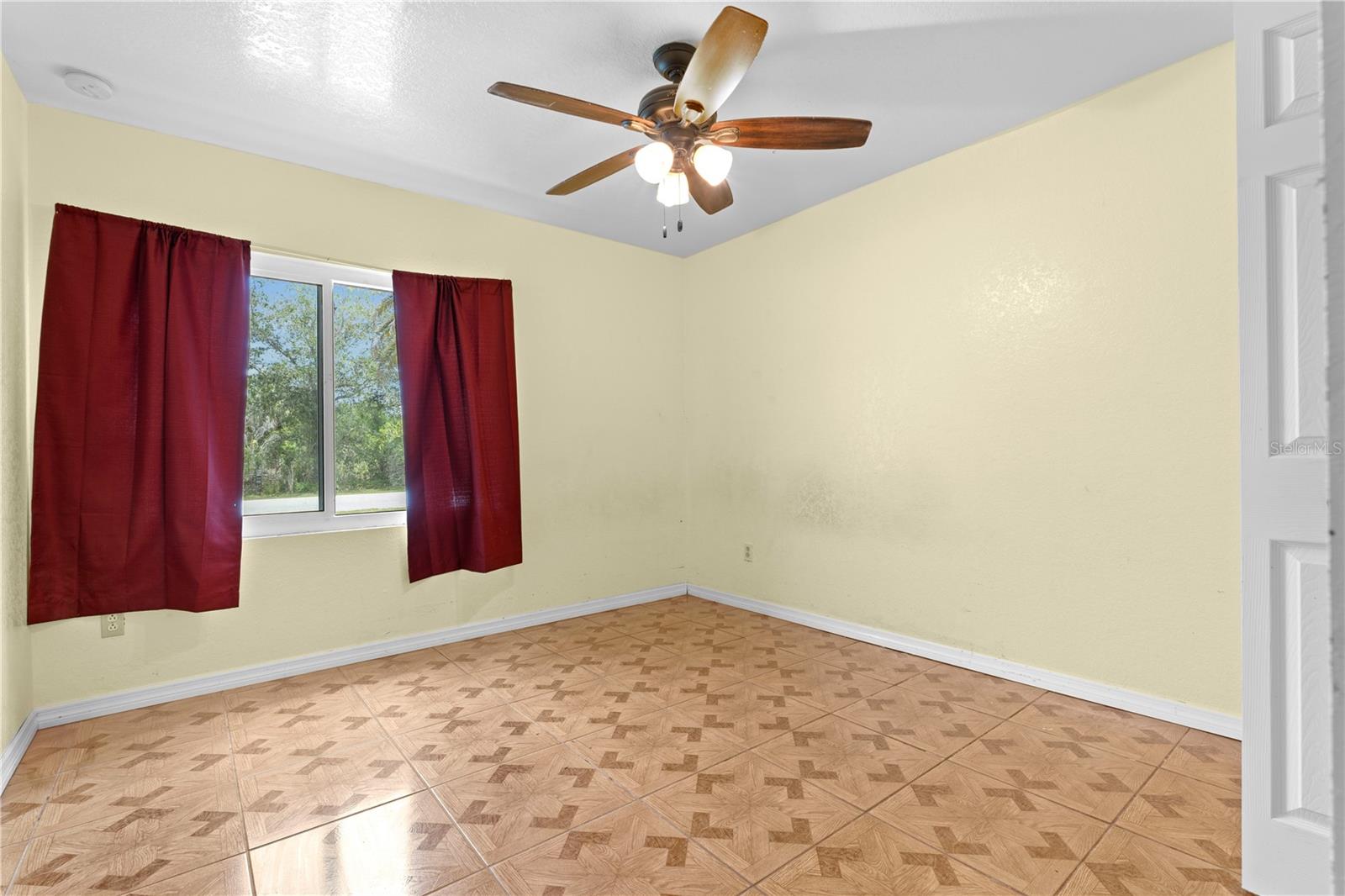 Image 18 of 33 For 5527 Fairway Drive S